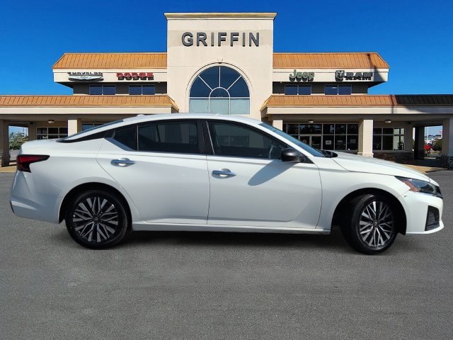 Used 2025 White Nissan 2.5 SV image 3