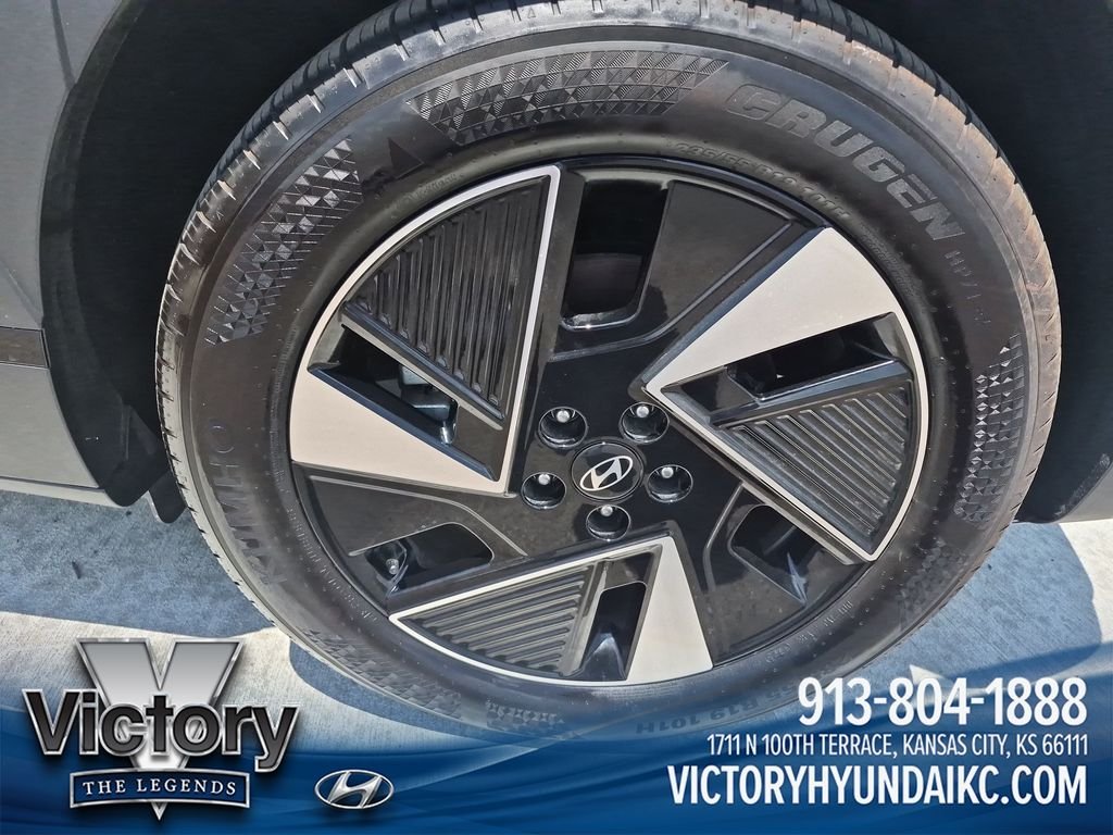 Used 2025 Green Hyundai SE image 26