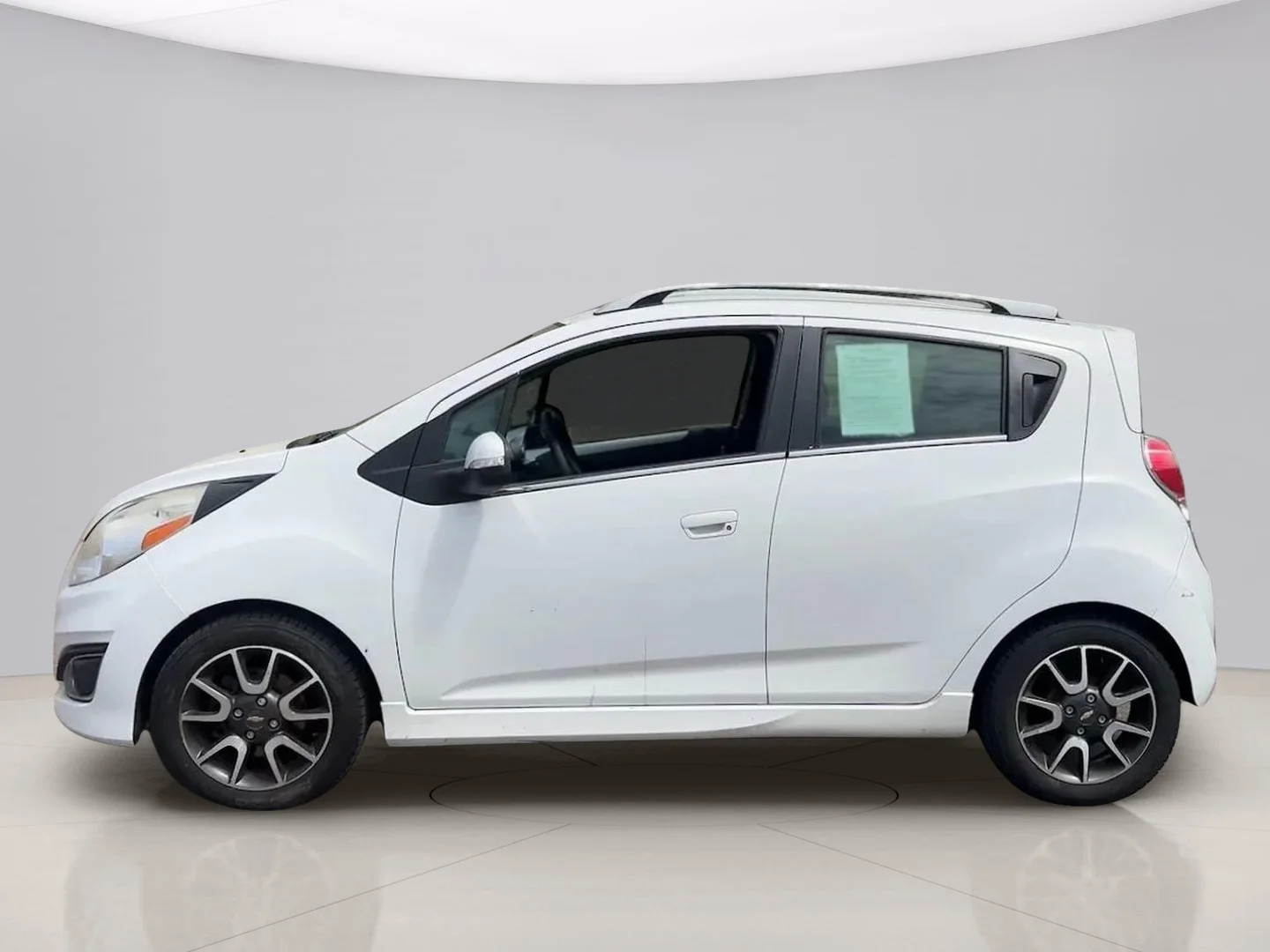 Used 2014 White Chevrolet  image 2
