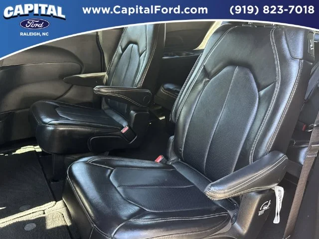 Used 2025 White Chrysler Select image 18