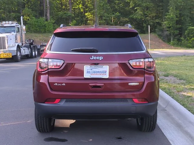 Used 2022 Red Jeep Latitude Lux image 12