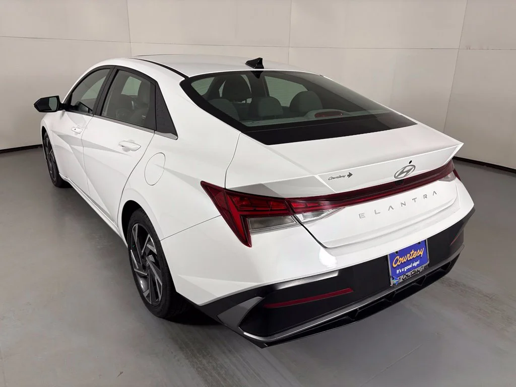 Used 2024 White Hyundai SEL image 6