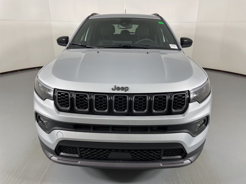 New 2026 Silver Zynith Metallic Clearcoat Jeep Latitude image 3