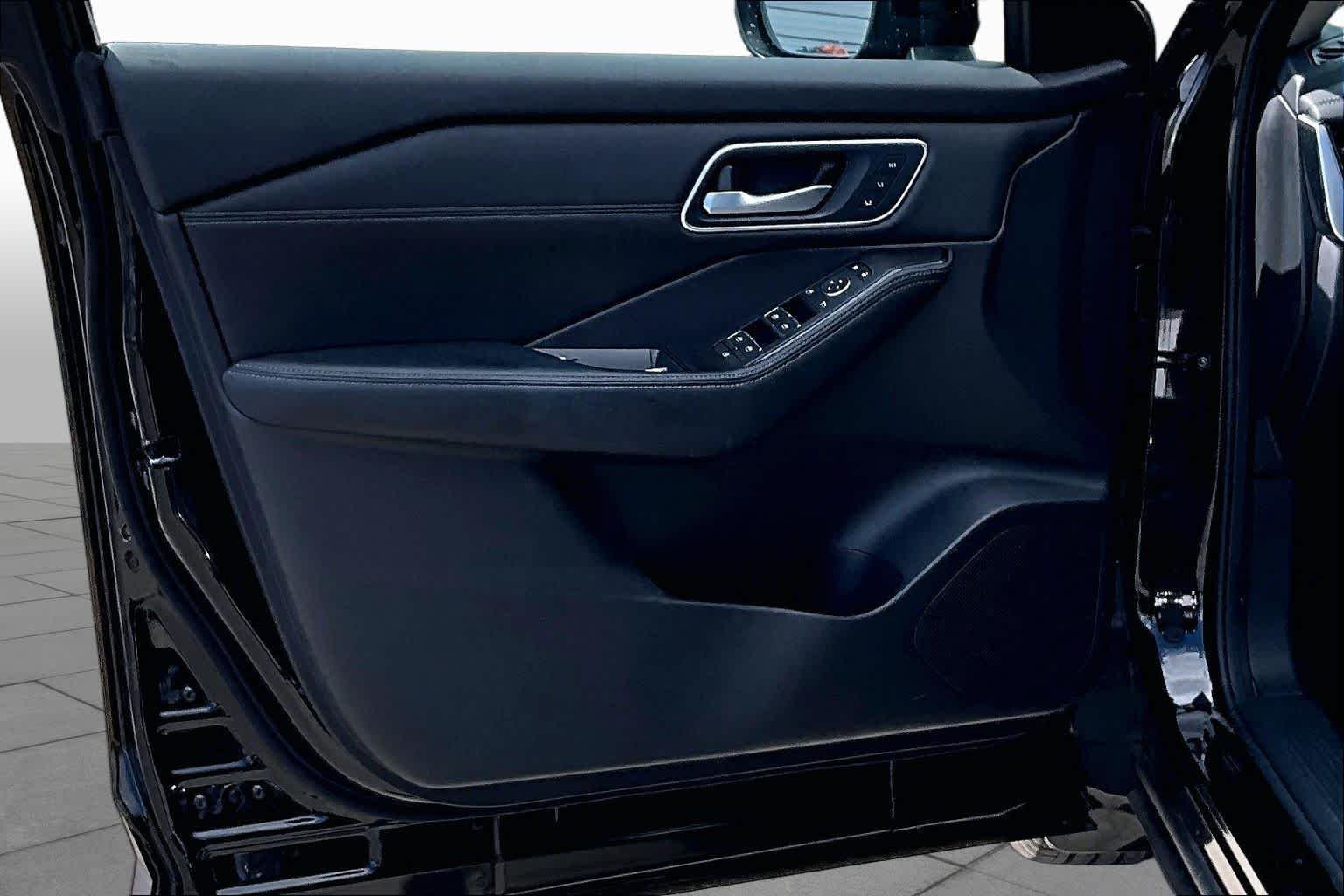 Used 2025 Super Black Nissan Platinum image 22