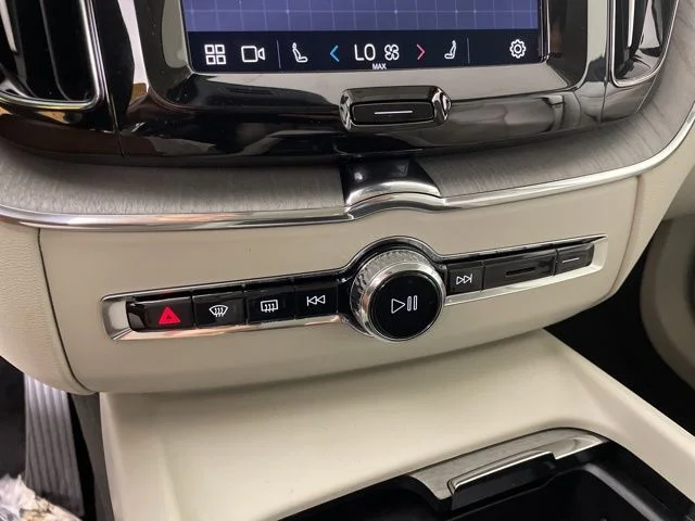 Certified Used 2025 Onyx Black Metallic Volvo Plus image 27