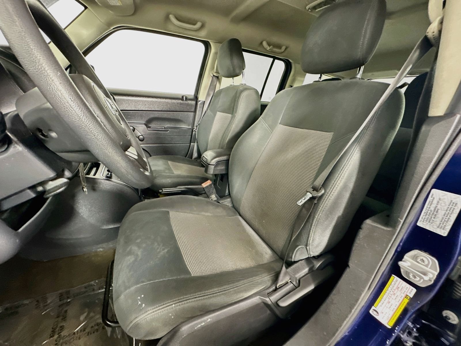 Used 2017 True Blue Pearlcoat Jeep Sport image 17