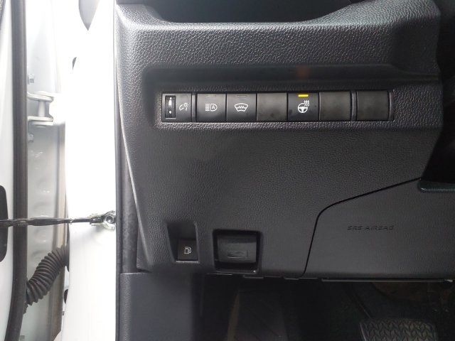 Used 2025 White Toyota XLE image 28