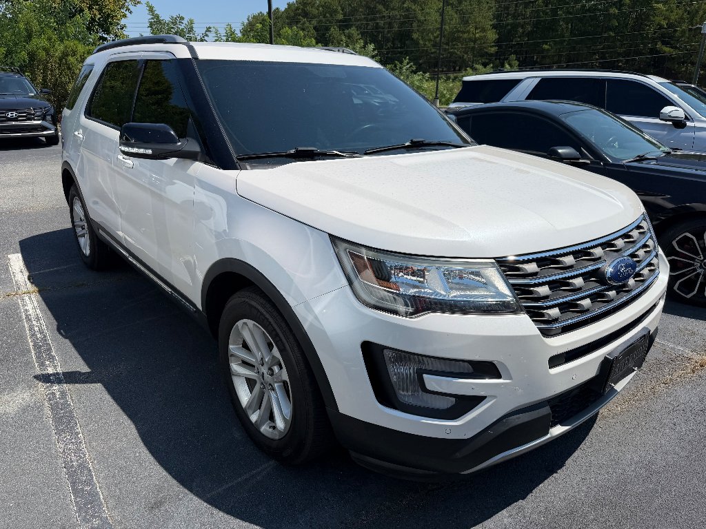 Used 2017 White Platinum Metallic Tri-Coat Ford XLT image 4