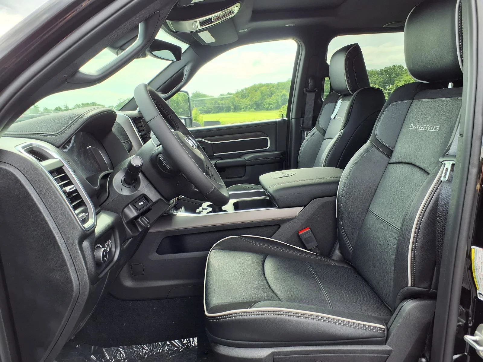 New 2026 Diamond Black Crystal Pearl-Coat Exterior Paint RAM Laramie image 14