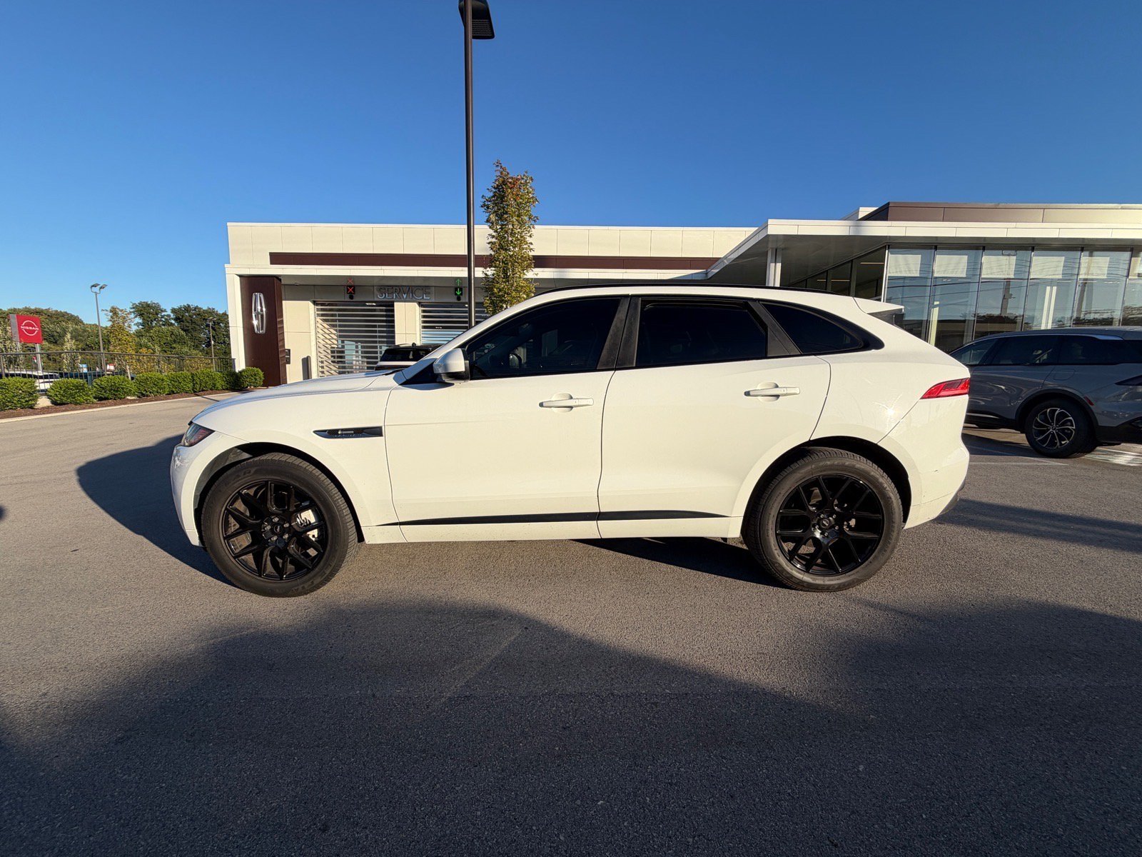 Used 2017 Polaris White Jaguar 35t R-Sport image 2