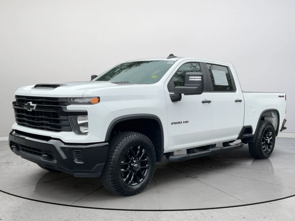 Used 2025 White Chevrolet Custom image 5