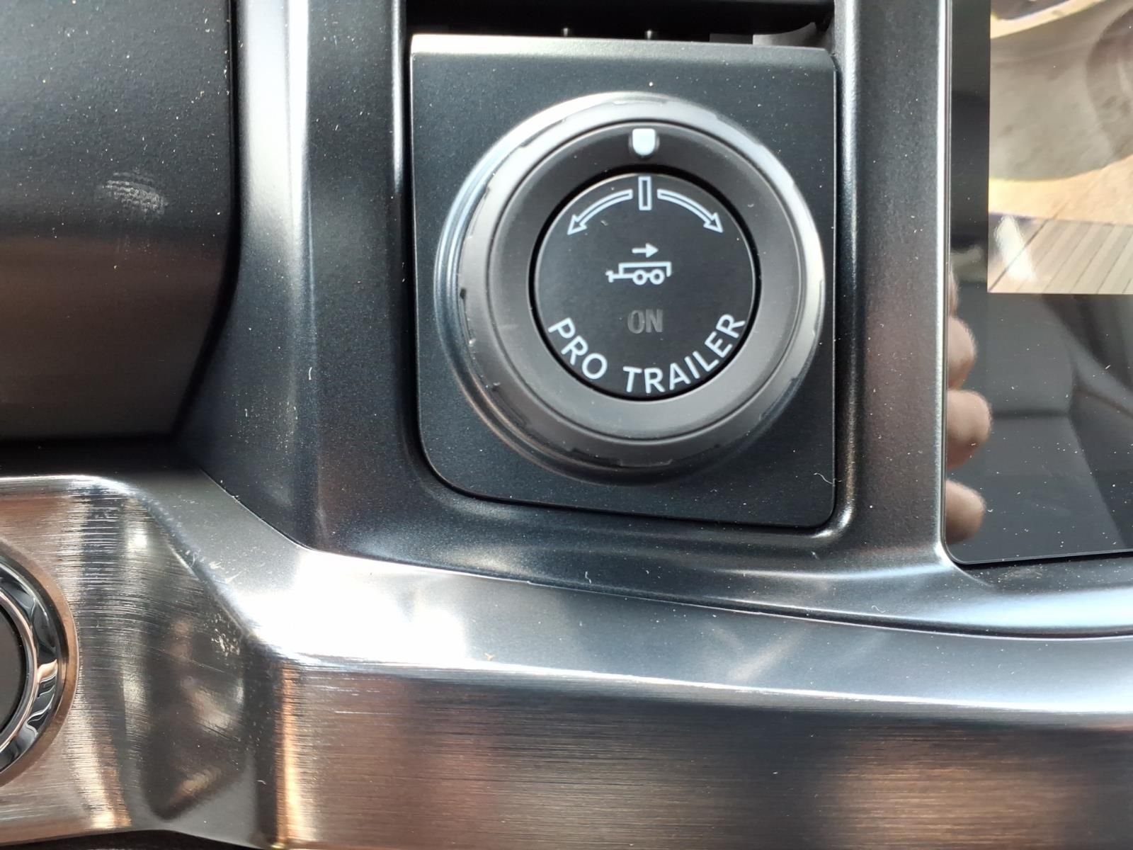 New 2026 Star White Metallic Tri-Coat Ford F-250® Lariat® image 25