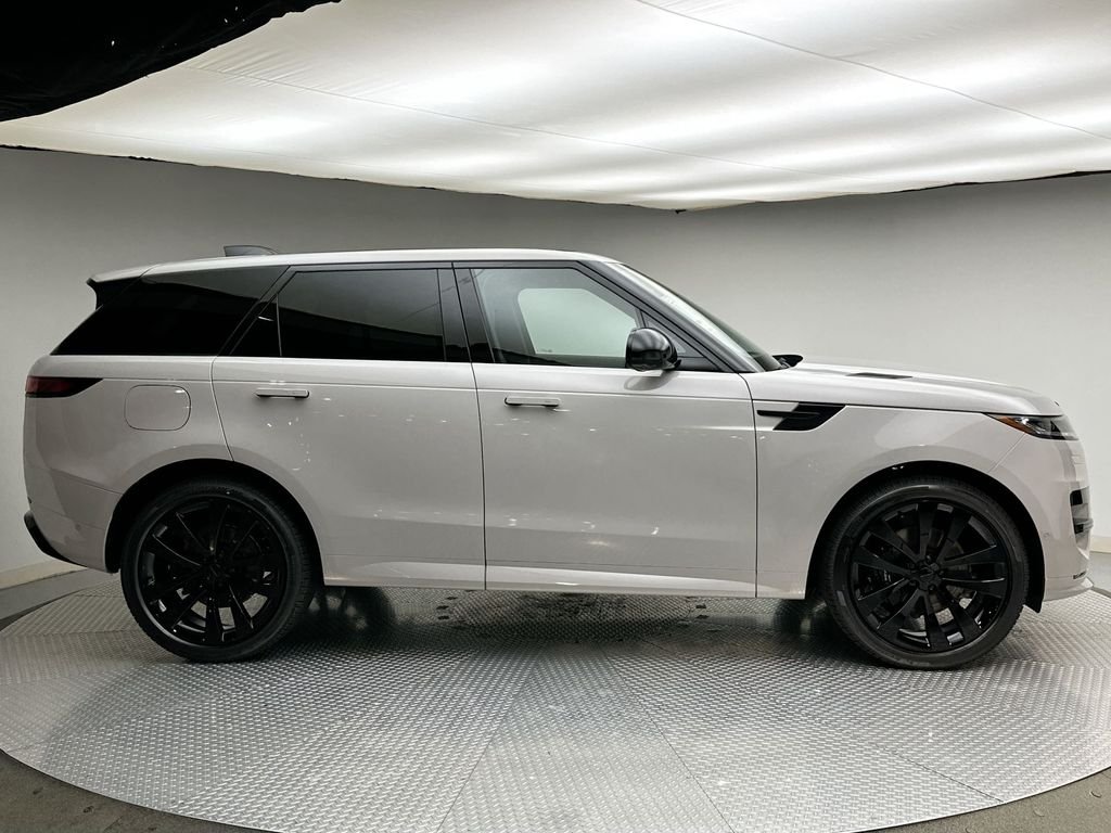 New 2027 Borasco Grey Metallic Land Rover Dynamic SE image 4