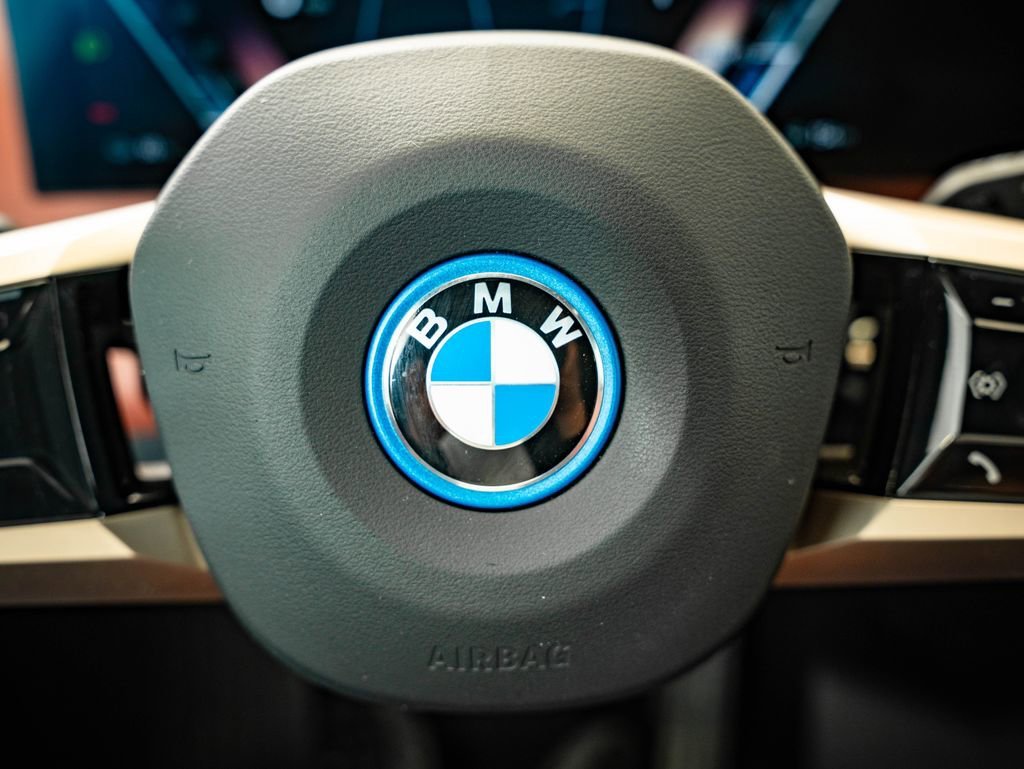 Used 2023 Black Sapphire Metallic BMW xDrive50 image 28