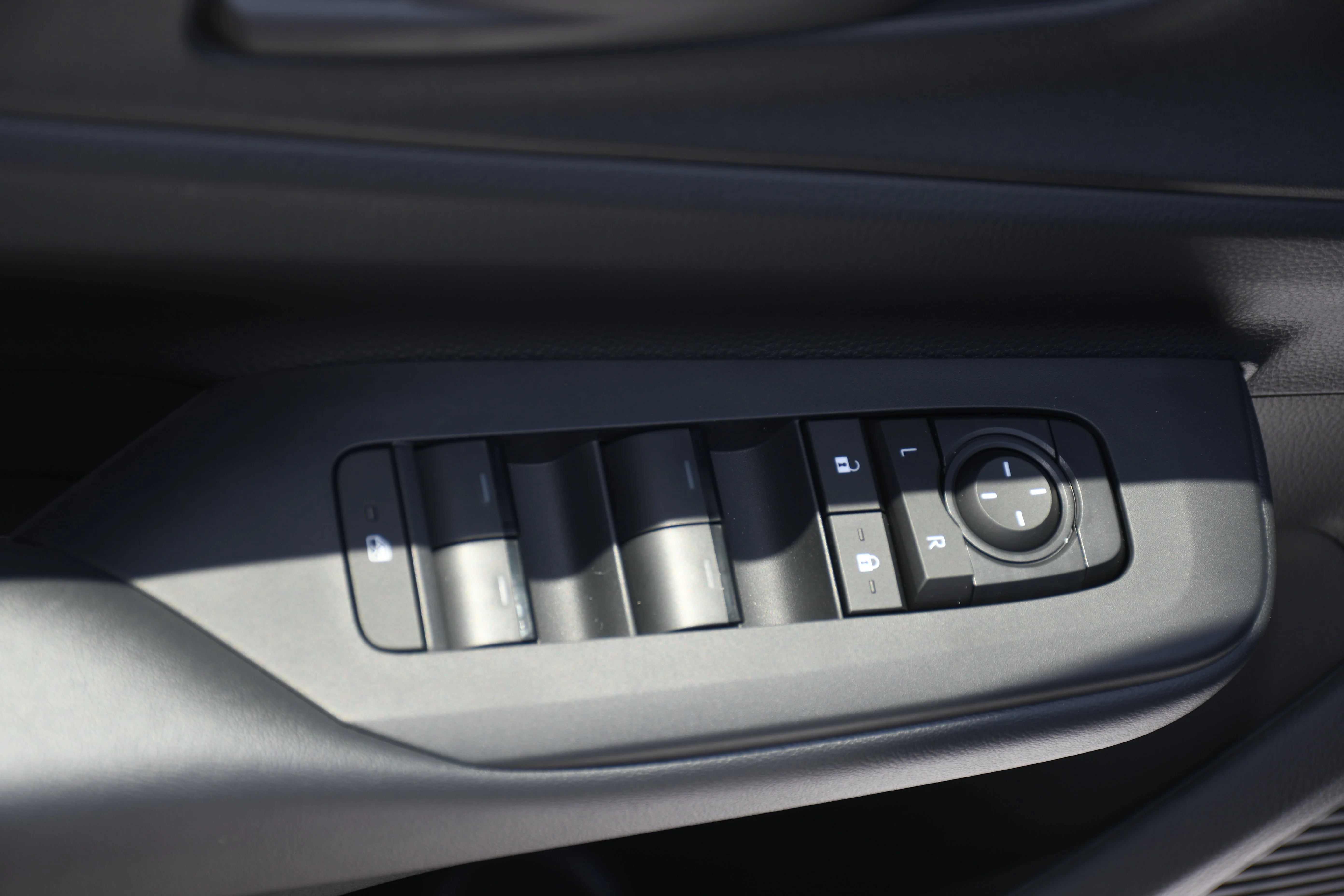New 2026 Wind Chill Pearl Toyota SE image 6