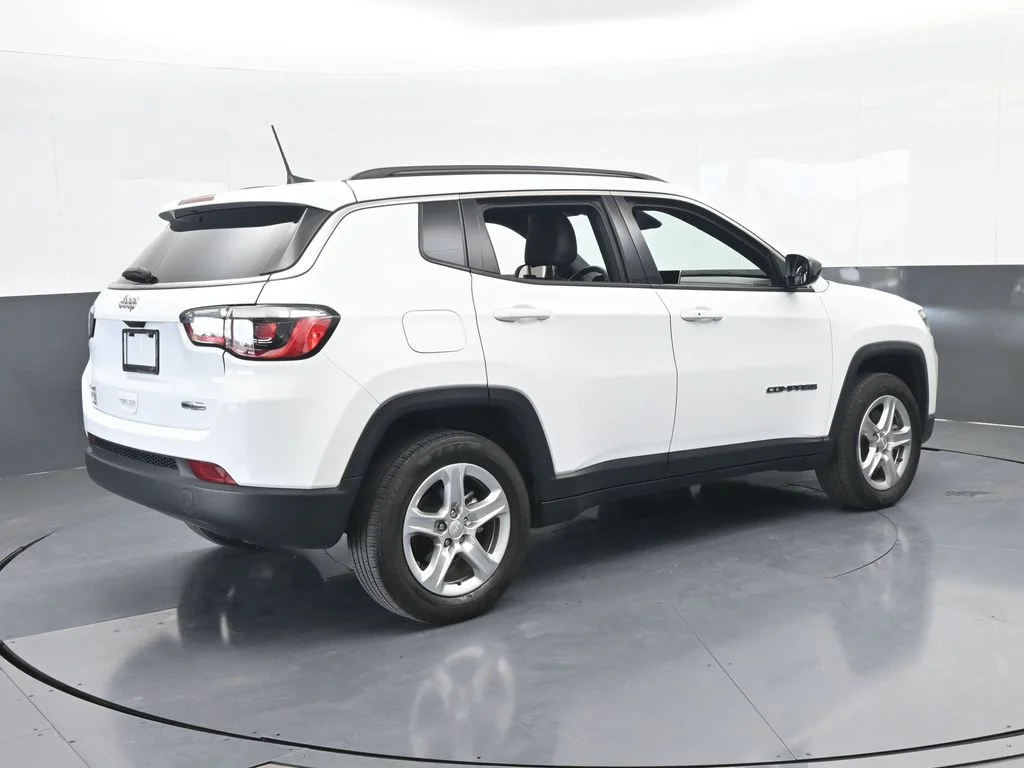 Used 2023 Bright White Clearcoat Jeep Latitude image 5