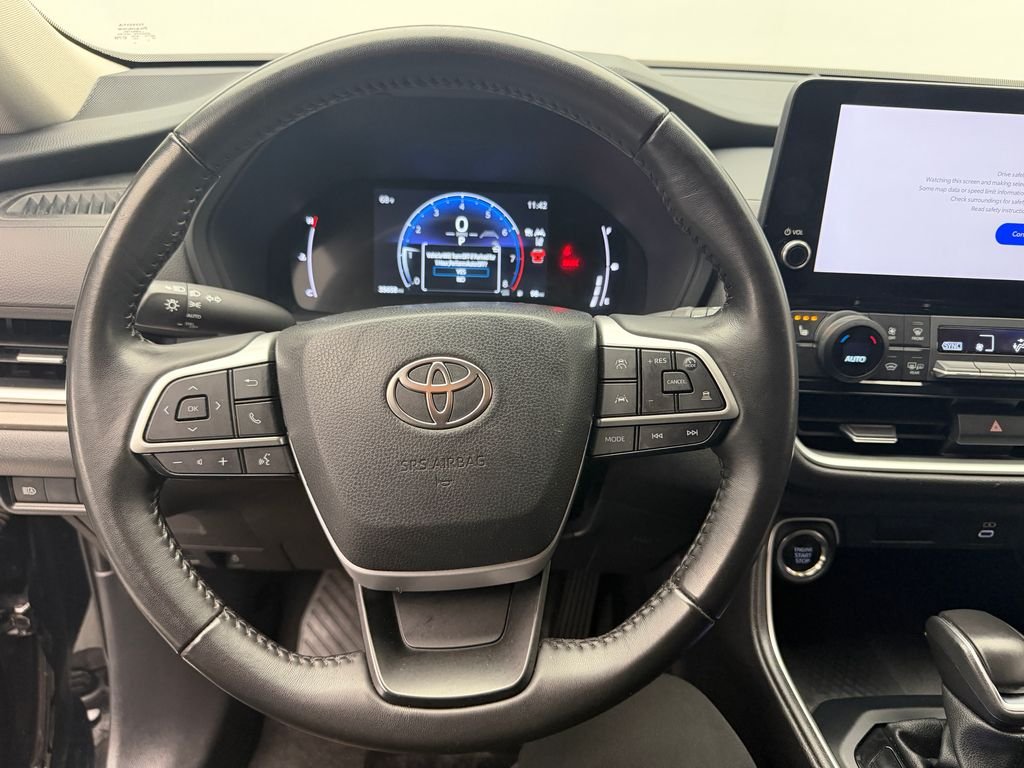 Used 2025  Toyota XLE image 23