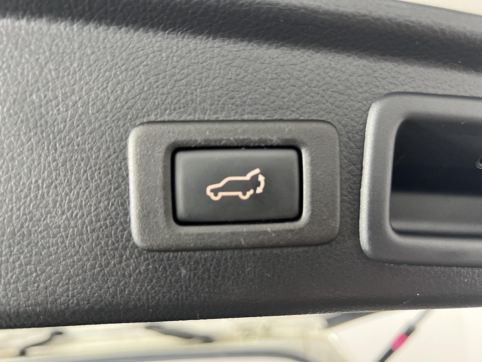 Used 2018 Crystal White Pearl Subaru Premium image 28