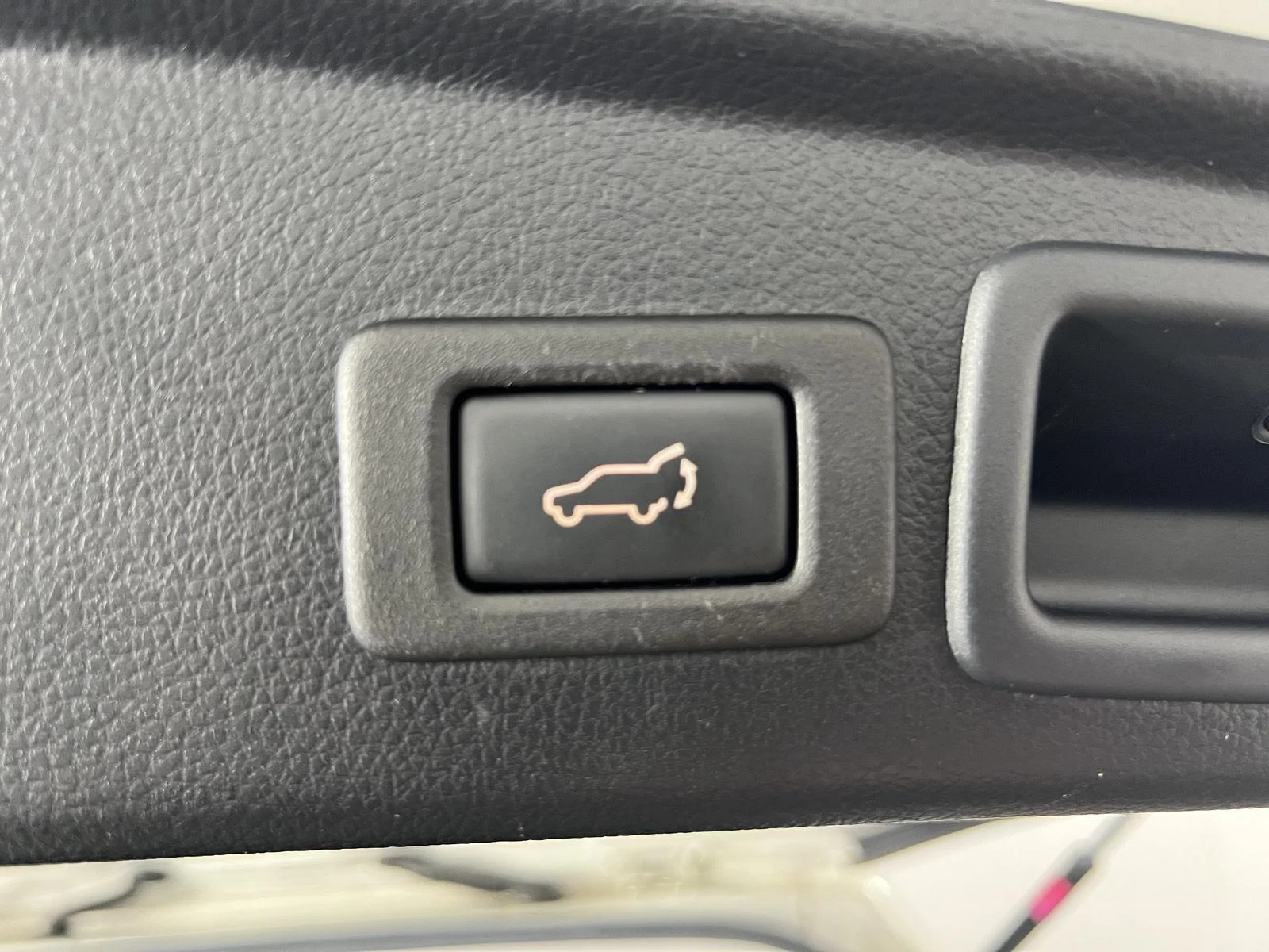 Used 2018 Crystal White Pearl Subaru Premium image 28