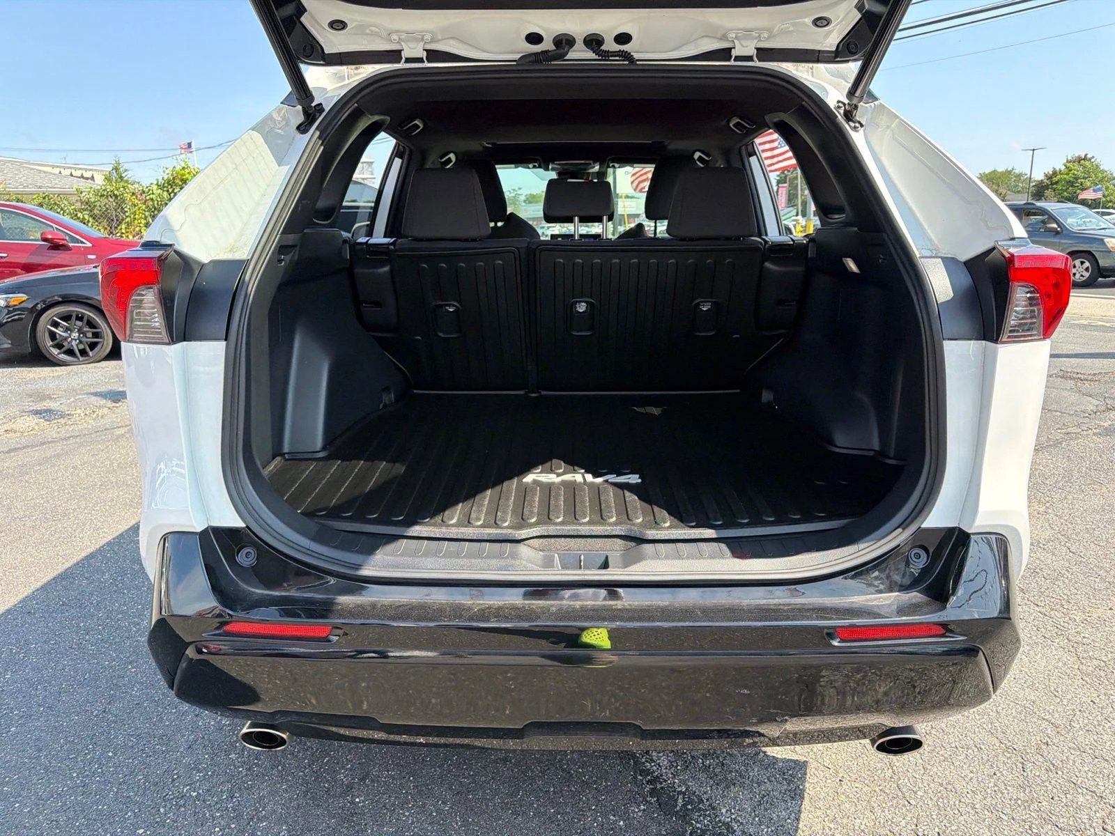 2023 Toyota RAV4 SE - Photo 8