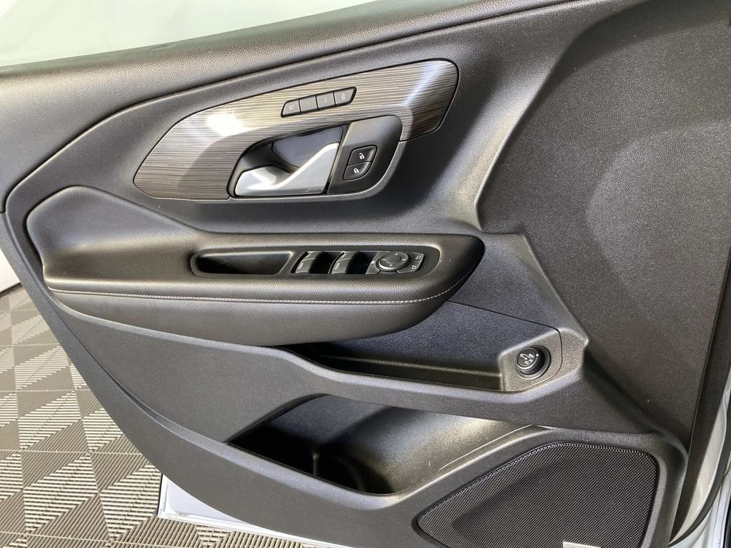 Used 2022 Silver GMC SLT image 24