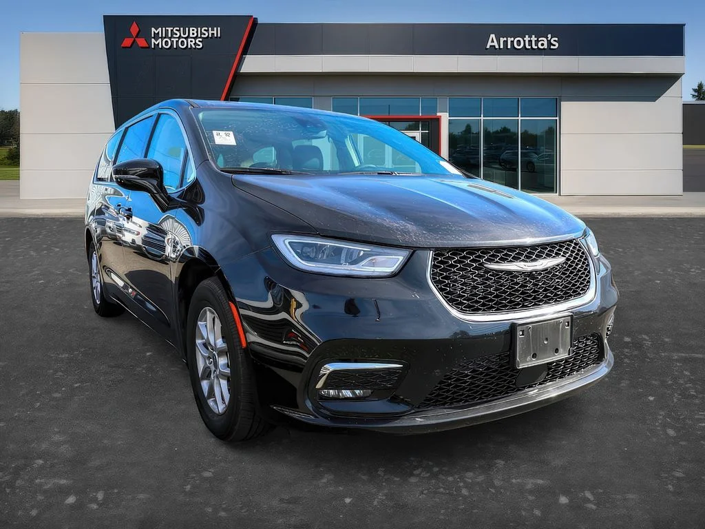 2024 Chrysler Pacifica Touring L's photo