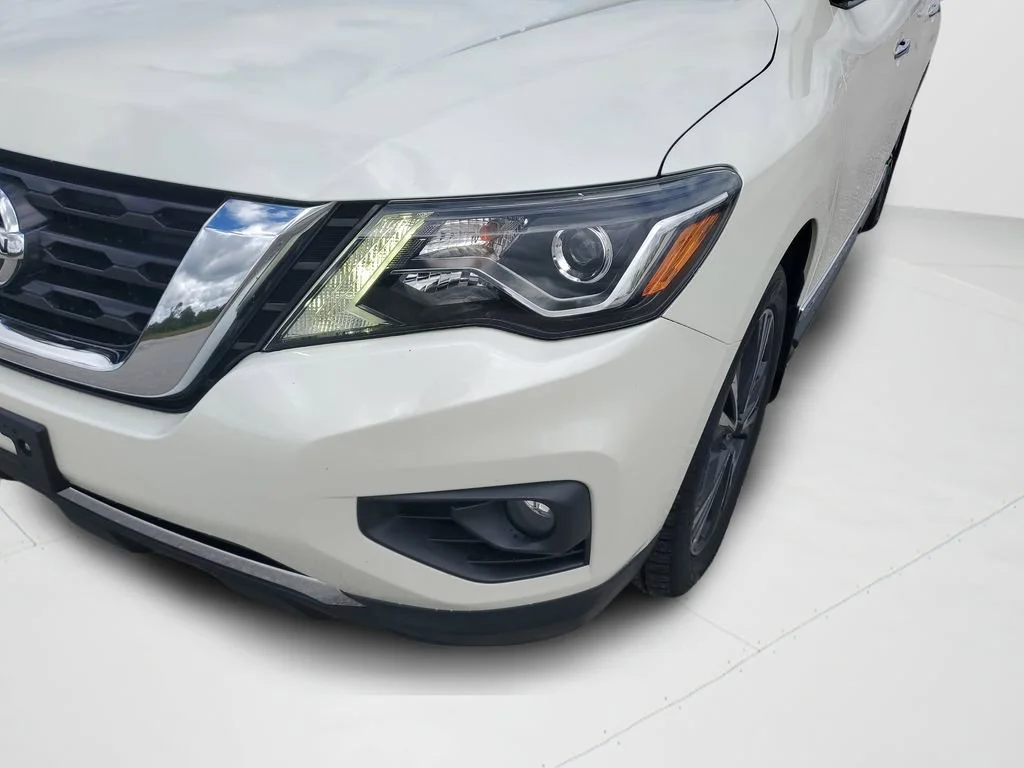 Used 2019 White Nissan Platinum image 25