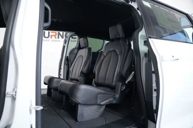 2025 Chrysler Pacifica Select - Photo 25