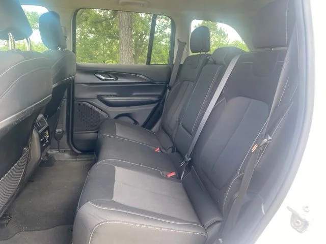 Used 2024 White/off-white Jeep Laredo image 14