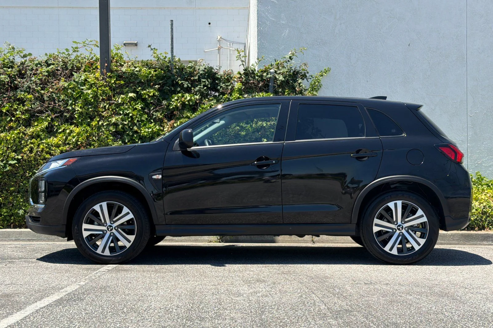 Used 2025 Black Mitsubishi 2.0 ES image 9