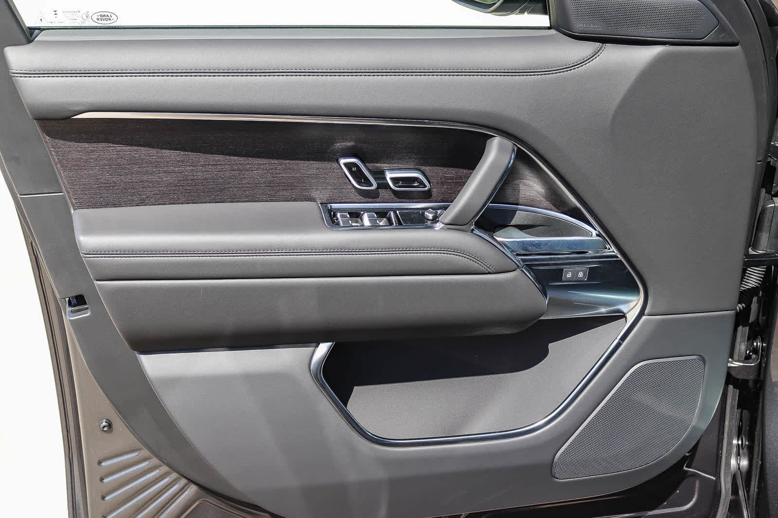 New 2026 Carpathian Grey Land Rover SE image 19