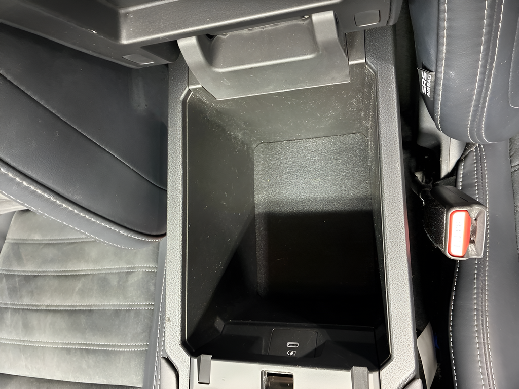 Used 2025  Mitsubishi SE image 11