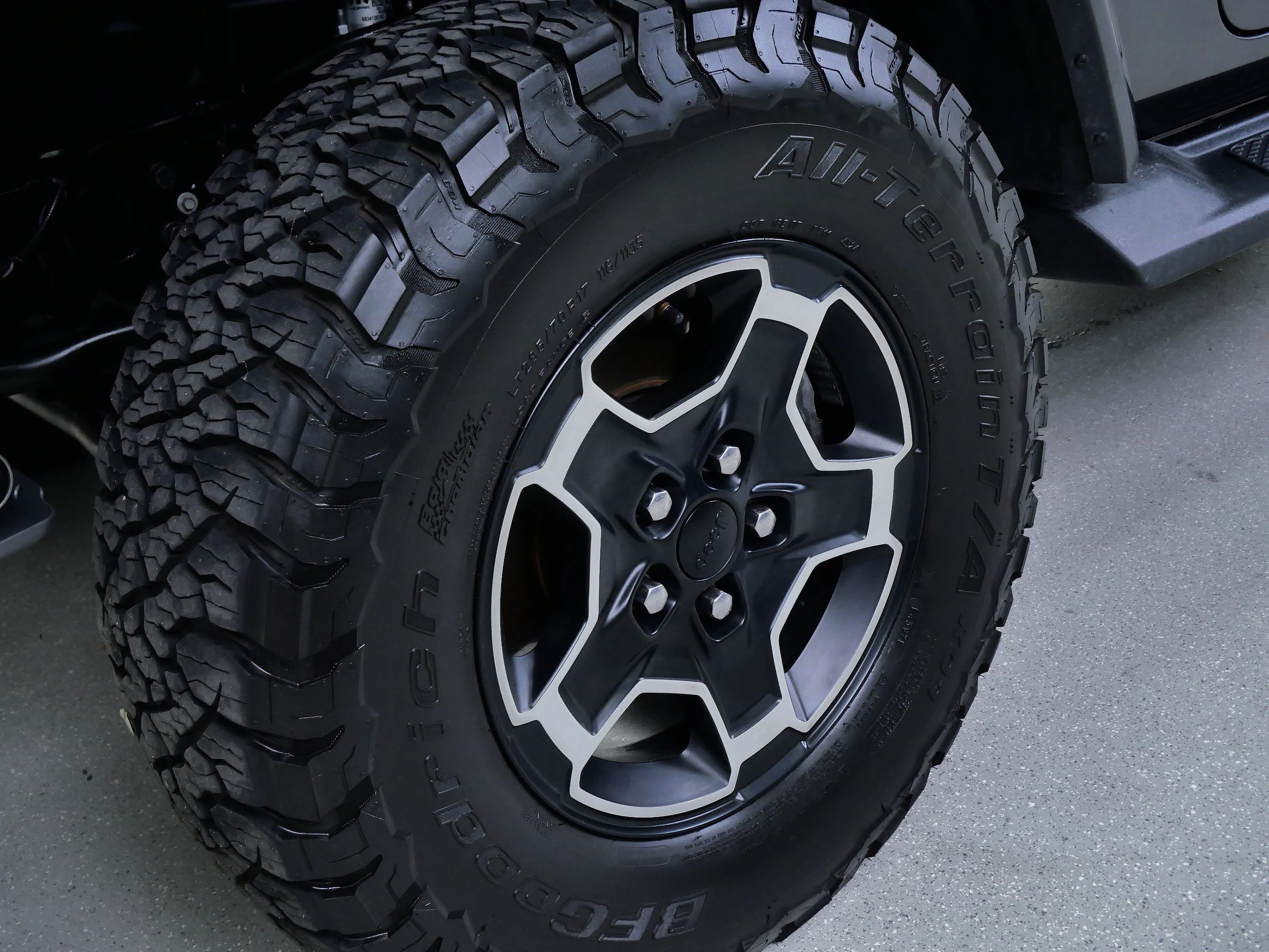 Used 2021 Granite Crystal Metallic Clearcoat Jeep Mojave 4x4 image 11