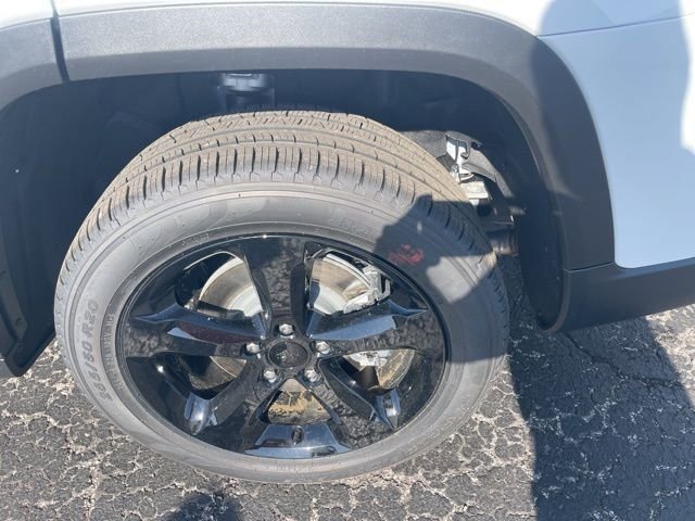 New 2026 Bright White Clear-Coat Exterior Paint Jeep Limited image 29