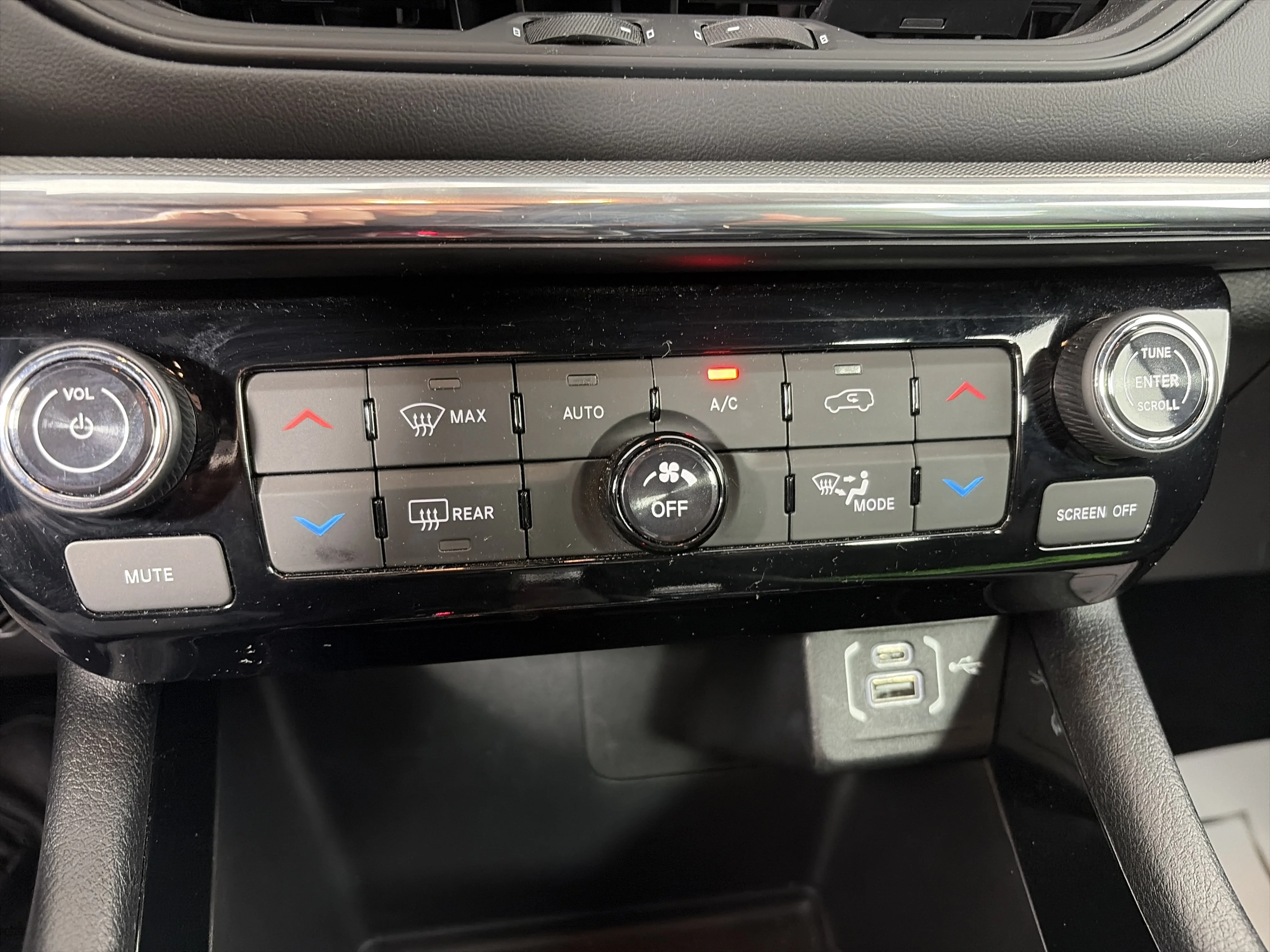 Used 2024 Diamond Black Crystal Pearlcoat Jeep Limited image 29