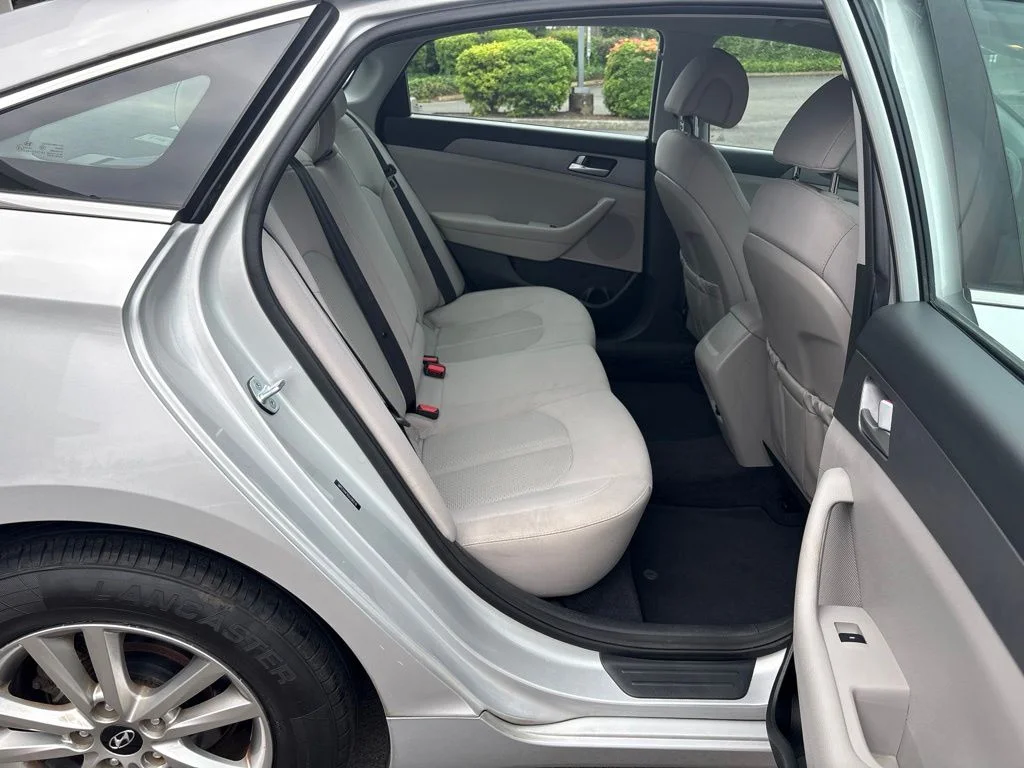 Used 2016 Silver Hyundai SE image 24