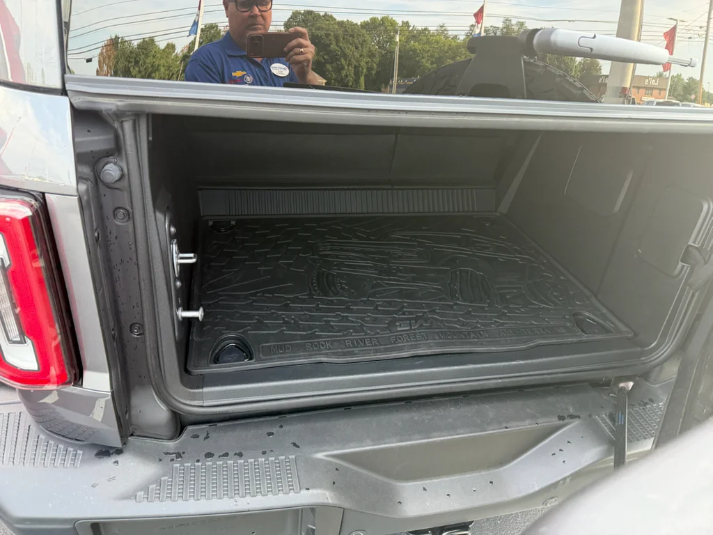 Used 2025 Gray Ford Badlands image 14