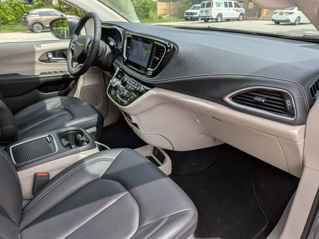 Used 2023 White Chrysler Touring L image 27