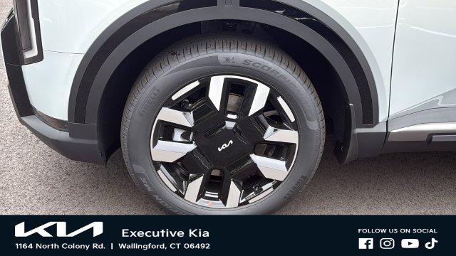 New 2027 Ivory Silver Kia S image 8