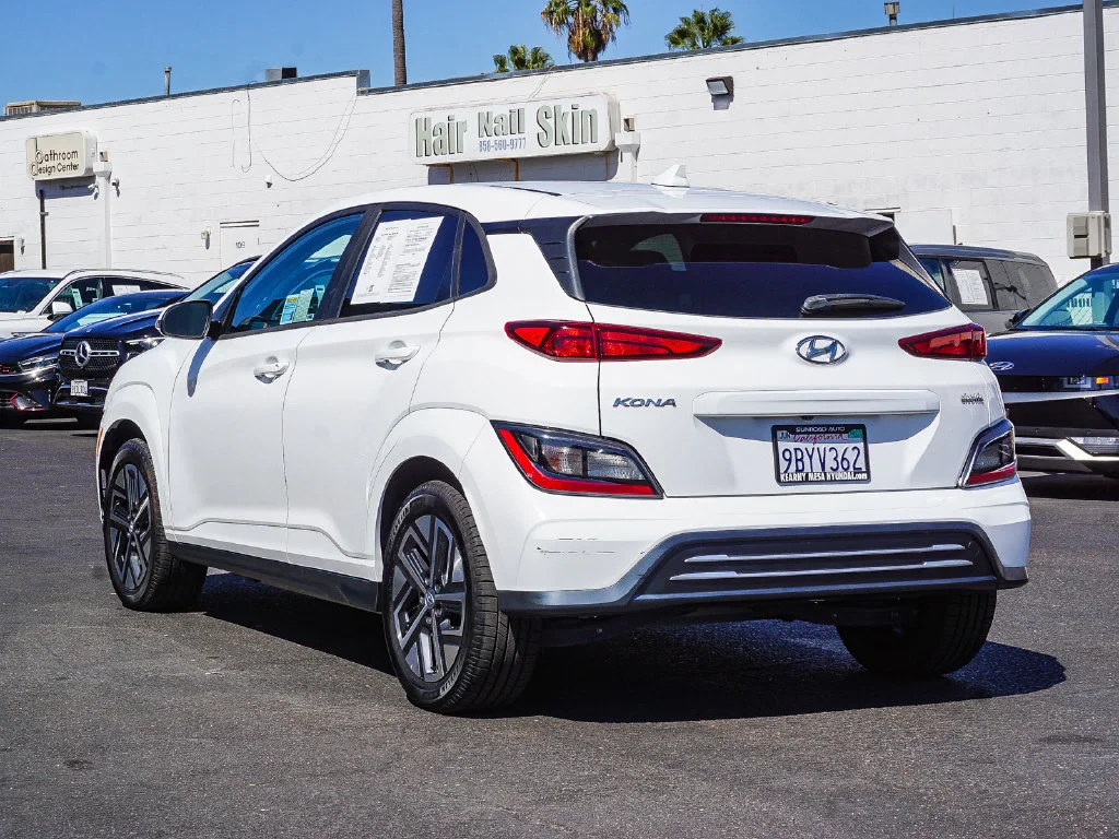 Used 2022 White Hyundai SEL image 5