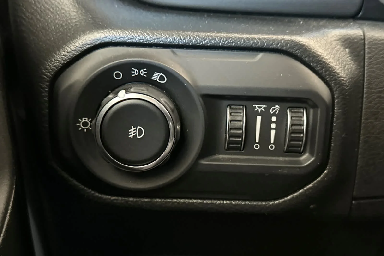 Used 2022 Bright White Clearcoat Jeep Sport image 28
