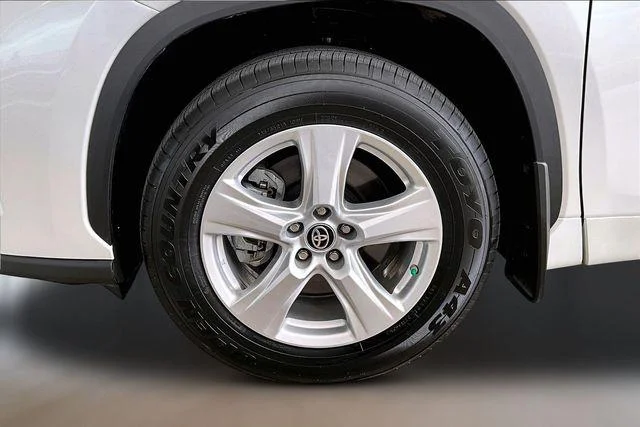 Certified Used 2024 WIND CHILL PEARL Toyota  image 28