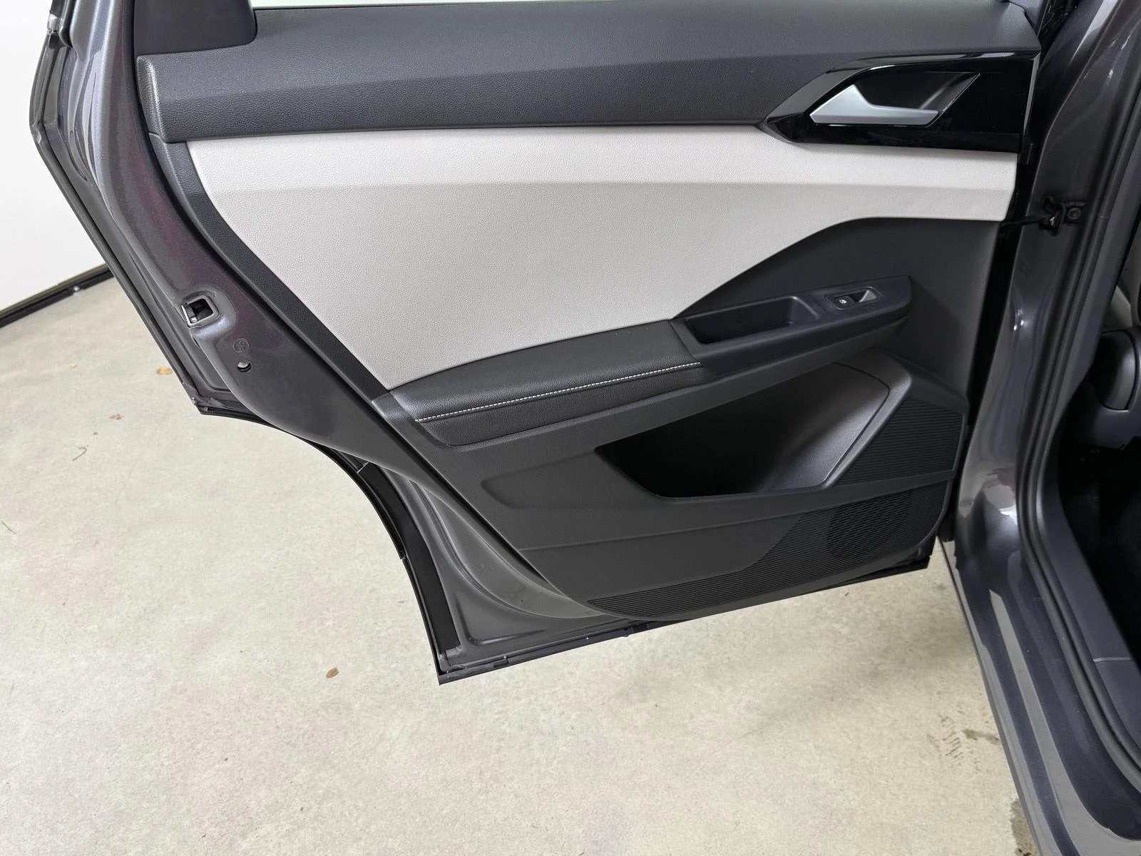 New 2027 Platinum Gray Metallic Volkswagen S image 22