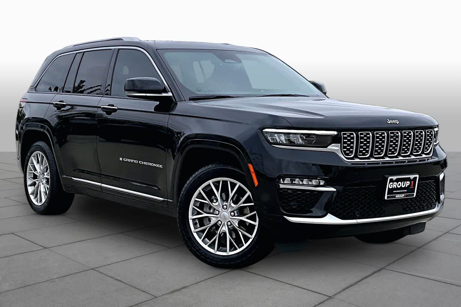 Used 2023 Diamond Black Crystal Pearlcoat Jeep Summit image 3