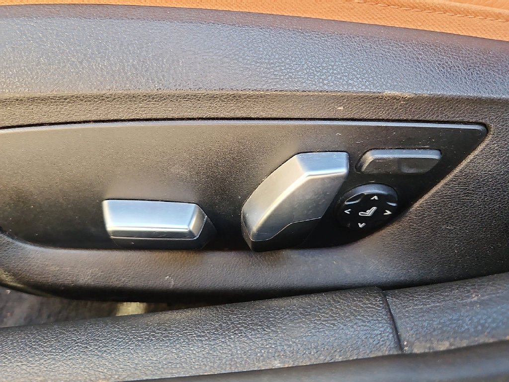 Used 2018 White BMW 540i xDrive image 19