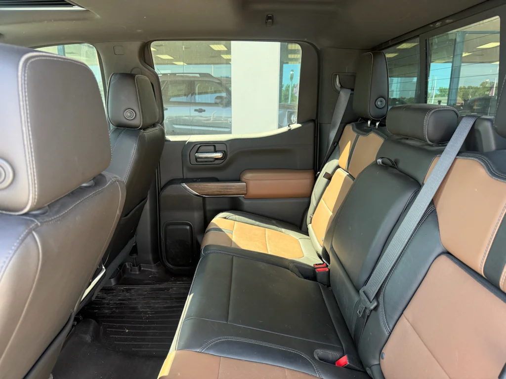 Used 2019 Iridescent Pearl Tricoat Chevrolet High Country image 19