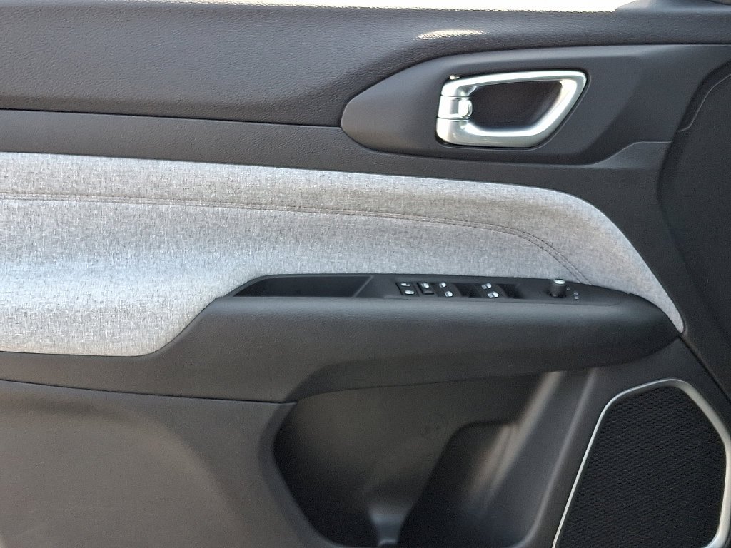 Used 2023 Gray Jeep Latitude Lux image 13