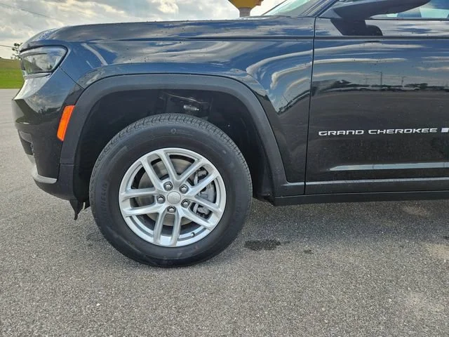 Used 2023  Jeep Laredo image 28