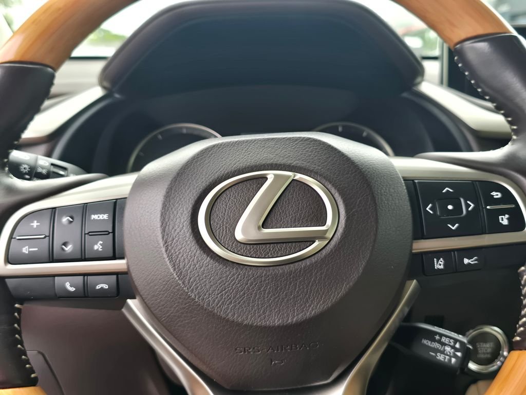 Used 2019 White Lexus 350L image 18