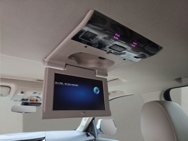 Used 2018 Crystal White Cadillac Premium image 17
